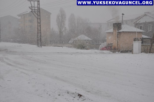 Yüksekova'da Lapa Lapa Kar Yağışı