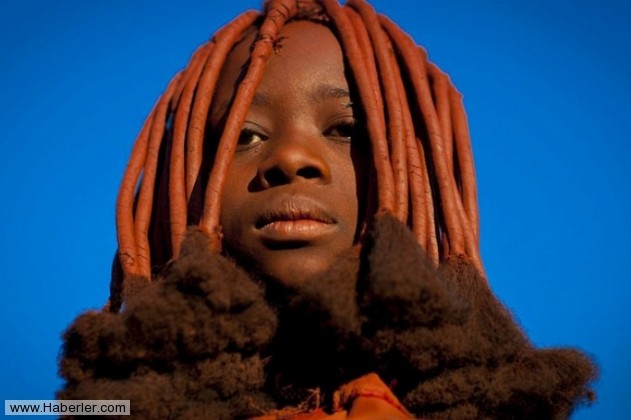 Himba kadınları çocuklara bakmak konusunda kendi aralarında yardımlaşırlar, bir annenin çocuklarına diğer anneler de bakar.