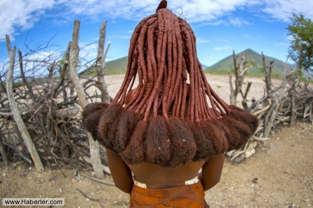 Modern giyecekler çevrelerinde az bulunur, ancak bulunduğunda erkekler tarafından kullanılır.