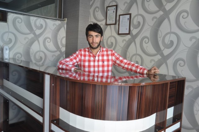 VELAT GÜNEÇ OTEL OVA:

Küskünlerin barıştığı, sevenlerin bir araya geldiği, rahmetle ve şefkatle dolu günlerin en değerlilerinden olan Kurban Bayramınız kutlu olsun.