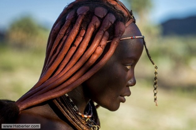 Himbalar çok az giysi giyerler, genellikle çıplak gezeler. Ancak kadınlar güneşten korunmak için tereyağı, aşı boyası ve bitkilerden bir tür güneş kremi yaparak vücutlarına sürerler.