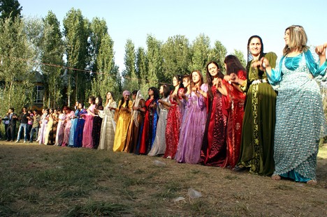 Yüksekova'da 15-16 Ağustos 2009 tarihleri arasında evlenen bazı çiftleri sayfamıza taşıdık....