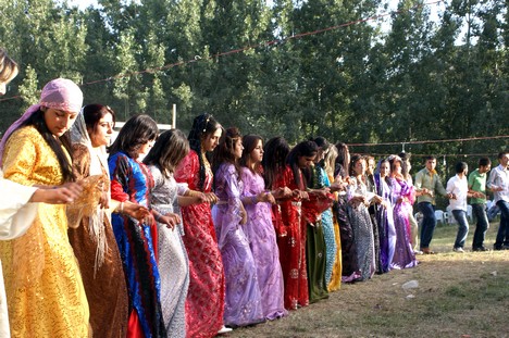 Yüksekova'da 15-16 Ağustos 2009 tarihleri arasında evlenen bazı çiftleri sayfamıza taşıdık....