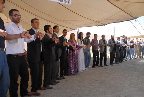 Yüksekova'da 15-16 Ağustos 2009 tarihleri arasında evlenen bazı çiftleri sayfamıza taşıdık....