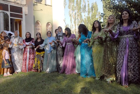 Yüksekova'da 15-16 Ağustos 2009 tarihleri arasında evlenen bazı çiftleri sayfamıza taşıdık....