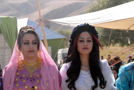 Yüksekova'da 15-16 Ağustos 2009 tarihleri arasında evlenen bazı çiftleri sayfamıza taşıdık....