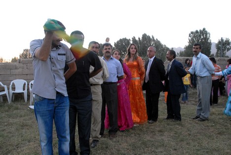 Yüksekova'da 15-16 Ağustos 2009 tarihleri arasında evlenen bazı çiftleri sayfamıza taşıdık....