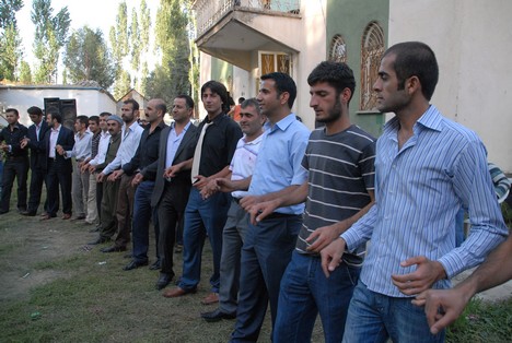 Yüksekova'da 15-16 Ağustos 2009 tarihleri arasında evlenen bazı çiftleri sayfamıza taşıdık....