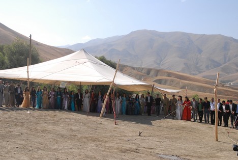 Yüksekova'da 15-16 Ağustos 2009 tarihleri arasında evlenen bazı çiftleri sayfamıza taşıdık....