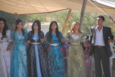 Yüksekova'da 15-16 Ağustos 2009 tarihleri arasında evlenen bazı çiftleri sayfamıza taşıdık....