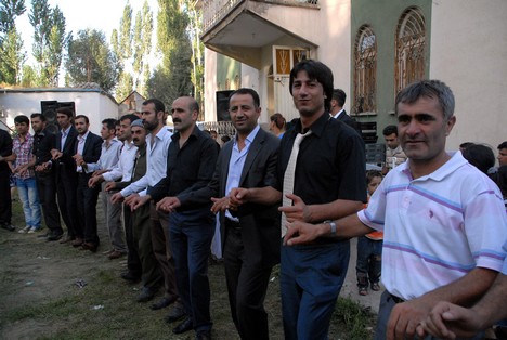 Yüksekova'da 15-16 Ağustos 2009 tarihleri arasında evlenen bazı çiftleri sayfamıza taşıdık....