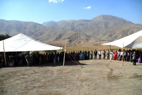 Yüksekova'da 15-16 Ağustos 2009 tarihleri arasında evlenen bazı çiftleri sayfamıza taşıdık....