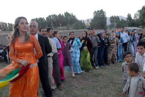 Yüksekova'da 15-16 Ağustos 2009 tarihleri arasında evlenen bazı çiftleri sayfamıza taşıdık....