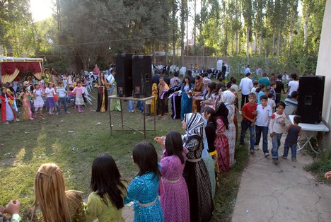 Yüksekova'da 15-16 Ağustos 2009 tarihleri arasında evlenen bazı çiftleri sayfamıza taşıdık....
