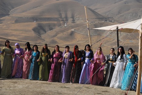 Yüksekova'da 15-16 Ağustos 2009 tarihleri arasında evlenen bazı çiftleri sayfamıza taşıdık....