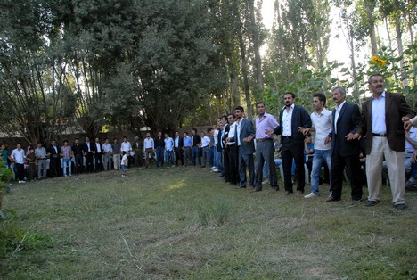 Yüksekova'da 15-16 Ağustos 2009 tarihleri arasında evlenen bazı çiftleri sayfamıza taşıdık....