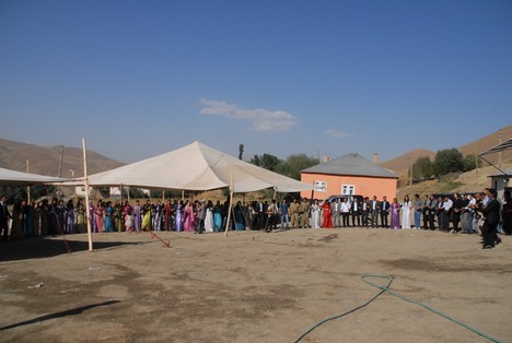 Yüksekova'da 15-16 Ağustos 2009 tarihleri arasında evlenen bazı çiftleri sayfamıza taşıdık....