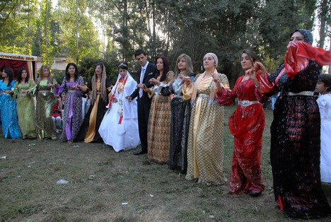 Yüksekova'da 15-16 Ağustos 2009 tarihleri arasında evlenen bazı çiftleri sayfamıza taşıdık....