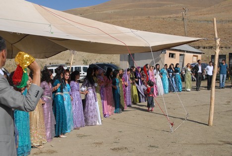 Yüksekova'da 15-16 Ağustos 2009 tarihleri arasında evlenen bazı çiftleri sayfamıza taşıdık....