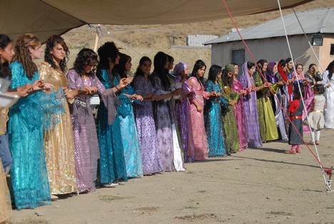 Yüksekova'da 15-16 Ağustos 2009 tarihleri arasında evlenen bazı çiftleri sayfamıza taşıdık....