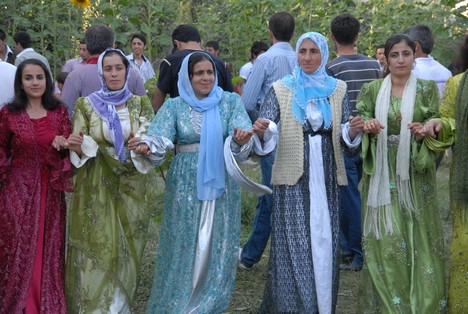 Yüksekova'da 15-16 Ağustos 2009 tarihleri arasında evlenen bazı çiftleri sayfamıza taşıdık....