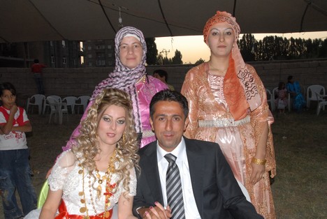 Yüksekova'da 15-16 Ağustos 2009 tarihleri arasında evlenen bazı çiftleri sayfamıza taşıdık....