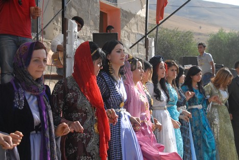 Yüksekova'da 15-16 Ağustos 2009 tarihleri arasında evlenen bazı çiftleri sayfamıza taşıdık....