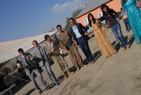 Yüksekova'da 15-16 Ağustos 2009 tarihleri arasında evlenen bazı çiftleri sayfamıza taşıdık....