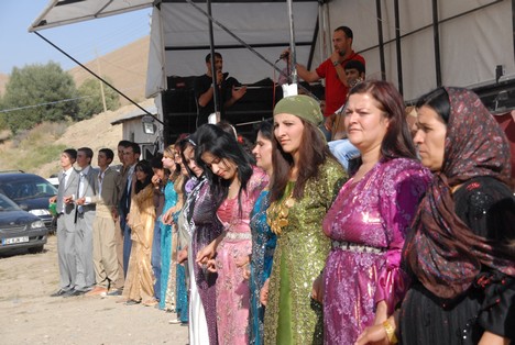 Yüksekova'da 15-16 Ağustos 2009 tarihleri arasında evlenen bazı çiftleri sayfamıza taşıdık....