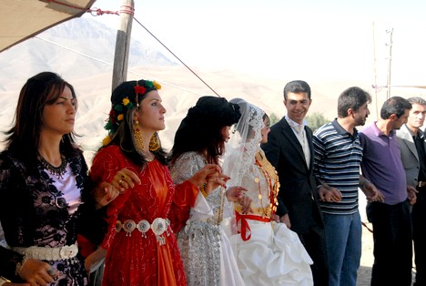 Yüksekova'da 15-16 Ağustos 2009 tarihleri arasında evlenen bazı çiftleri sayfamıza taşıdık....