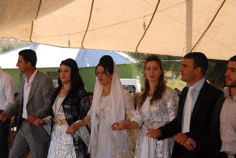 Yüksekova'da 15-16 Ağustos 2009 tarihleri arasında evlenen bazı çiftleri sayfamıza taşıdık....