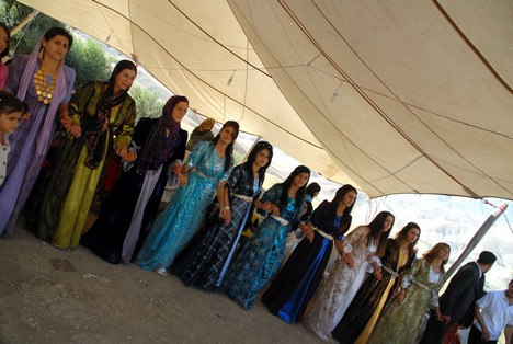 Yüksekova'da 15-16 Ağustos 2009 tarihleri arasında evlenen bazı çiftleri sayfamıza taşıdık....