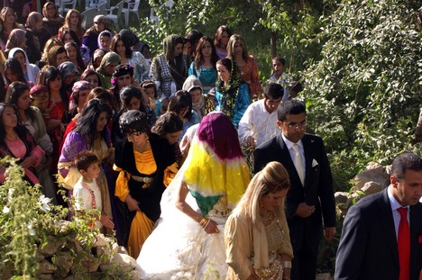 Yüksekova'da 15-16 Ağustos 2009 tarihleri arasında evlenen bazı çiftleri sayfamıza taşıdık....