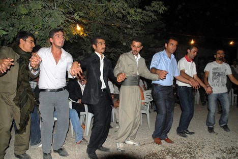 Yüksekova'da 15-16 Ağustos 2009 tarihleri arasında evlenen bazı çiftleri sayfamıza taşıdık....