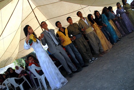 Yüksekova'da 15-16 Ağustos 2009 tarihleri arasında evlenen bazı çiftleri sayfamıza taşıdık....