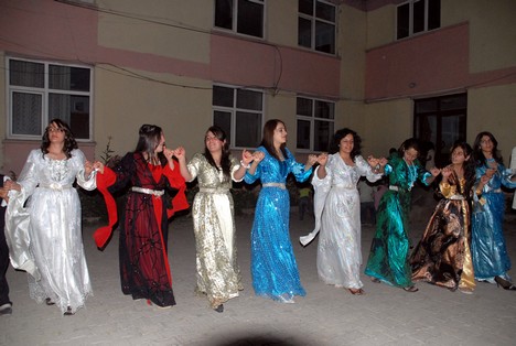 Yüksekova'da 15-16 Ağustos 2009 tarihleri arasında evlenen bazı çiftleri sayfamıza taşıdık....