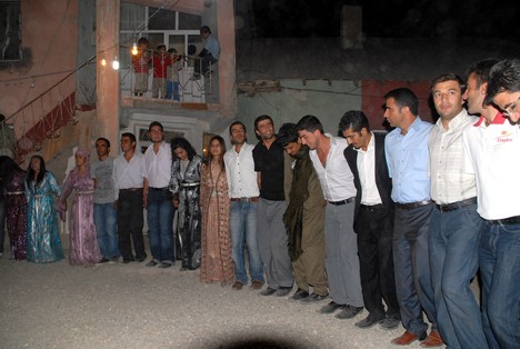 Yüksekova'da 15-16 Ağustos 2009 tarihleri arasında evlenen bazı çiftleri sayfamıza taşıdık....