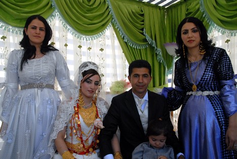 Yüksekova'da 15-16 Ağustos 2009 tarihleri arasında evlenen bazı çiftleri sayfamıza taşıdık....