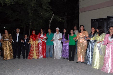 Yüksekova'da 15-16 Ağustos 2009 tarihleri arasında evlenen bazı çiftleri sayfamıza taşıdık....