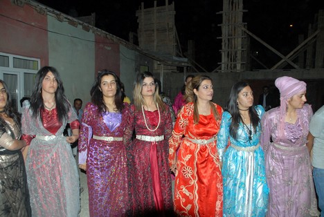 Yüksekova'da 15-16 Ağustos 2009 tarihleri arasında evlenen bazı çiftleri sayfamıza taşıdık....