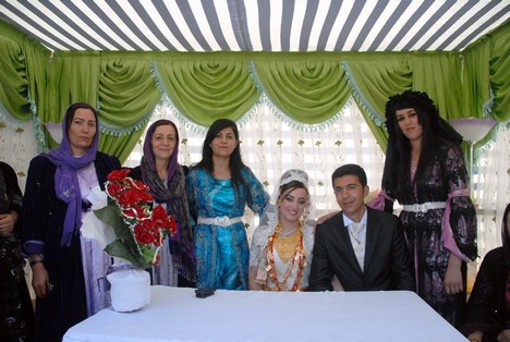 Yüksekova'da 15-16 Ağustos 2009 tarihleri arasında evlenen bazı çiftleri sayfamıza taşıdık....