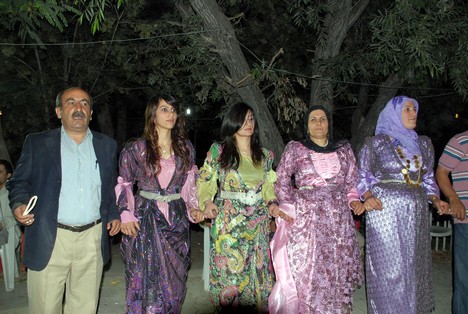 Yüksekova'da 15-16 Ağustos 2009 tarihleri arasında evlenen bazı çiftleri sayfamıza taşıdık....