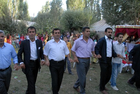 Yüksekova'da 15-16 Ağustos 2009 tarihleri arasında evlenen bazı çiftleri sayfamıza taşıdık....