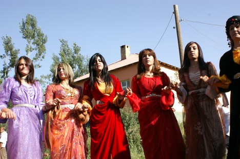 Yüksekova'da 15-16 Ağustos 2009 tarihleri arasında evlenen bazı çiftleri sayfamıza taşıdık....