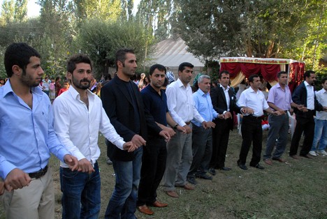 Yüksekova'da 15-16 Ağustos 2009 tarihleri arasında evlenen bazı çiftleri sayfamıza taşıdık....