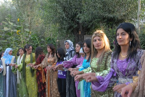 Yüksekova'da 15-16 Ağustos 2009 tarihleri arasında evlenen bazı çiftleri sayfamıza taşıdık....