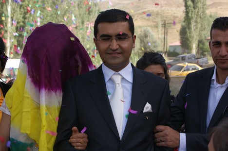 Yüksekova'da 15-16 Ağustos 2009 tarihleri arasında evlenen bazı çiftleri sayfamıza taşıdık....