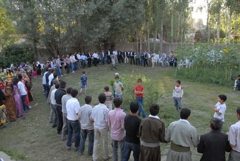 Yüksekova'da 15-16 Ağustos 2009 tarihleri arasında evlenen bazı çiftleri sayfamıza taşıdık....