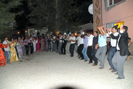 Yüksekova'da 15-16 Ağustos 2009 tarihleri arasında evlenen bazı çiftleri sayfamıza taşıdık....