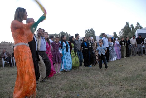 Yüksekova'da 15-16 Ağustos 2009 tarihleri arasında evlenen bazı çiftleri sayfamıza taşıdık....